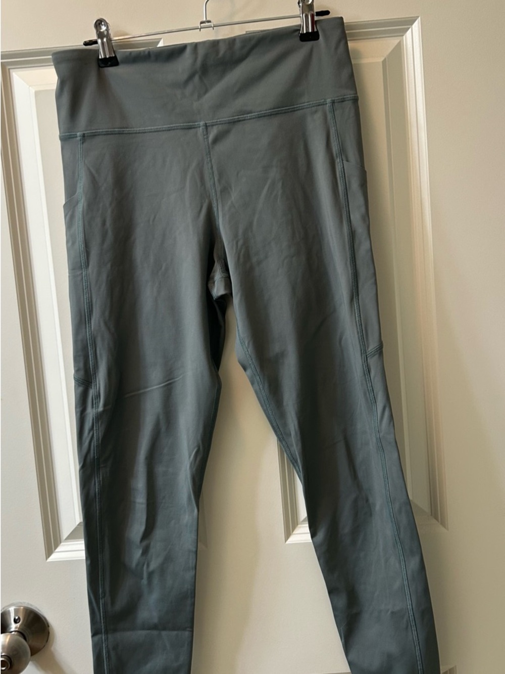 Vuori High-Rise Leggings in Sage Green